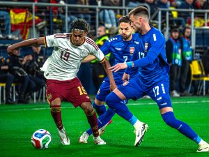 España convence y golea a Serbia (3-0) en La Cerámica con un doblete de Oyarzabal y un debut soñado de Víctor Muñoz